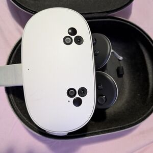 White Metaquest 3 VR Headset with Controllers